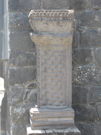 Closer up of the pillar by the enterance of the synagogue