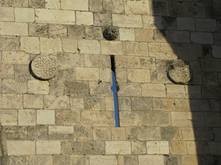 An arrow loop as viewed from the outside of the walls of Jerusalem.