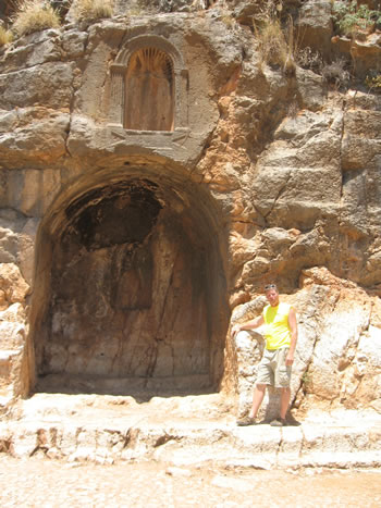 The large 1st niche and the 2nd niche above it
