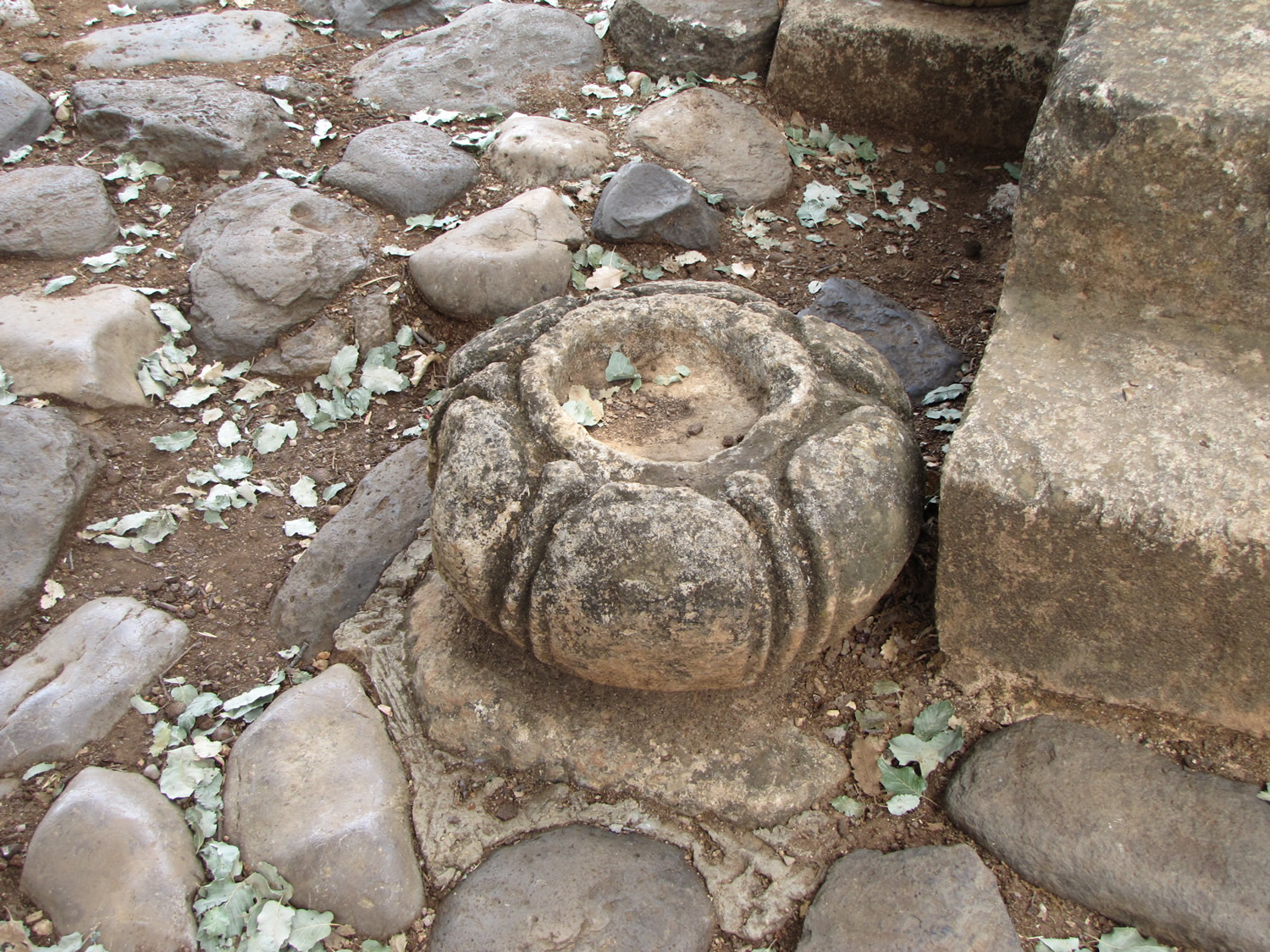 Dan gate podium bema circular stone base for pedestal canopy