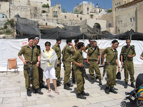 Toni Wiemers with Israeli Soldiers
