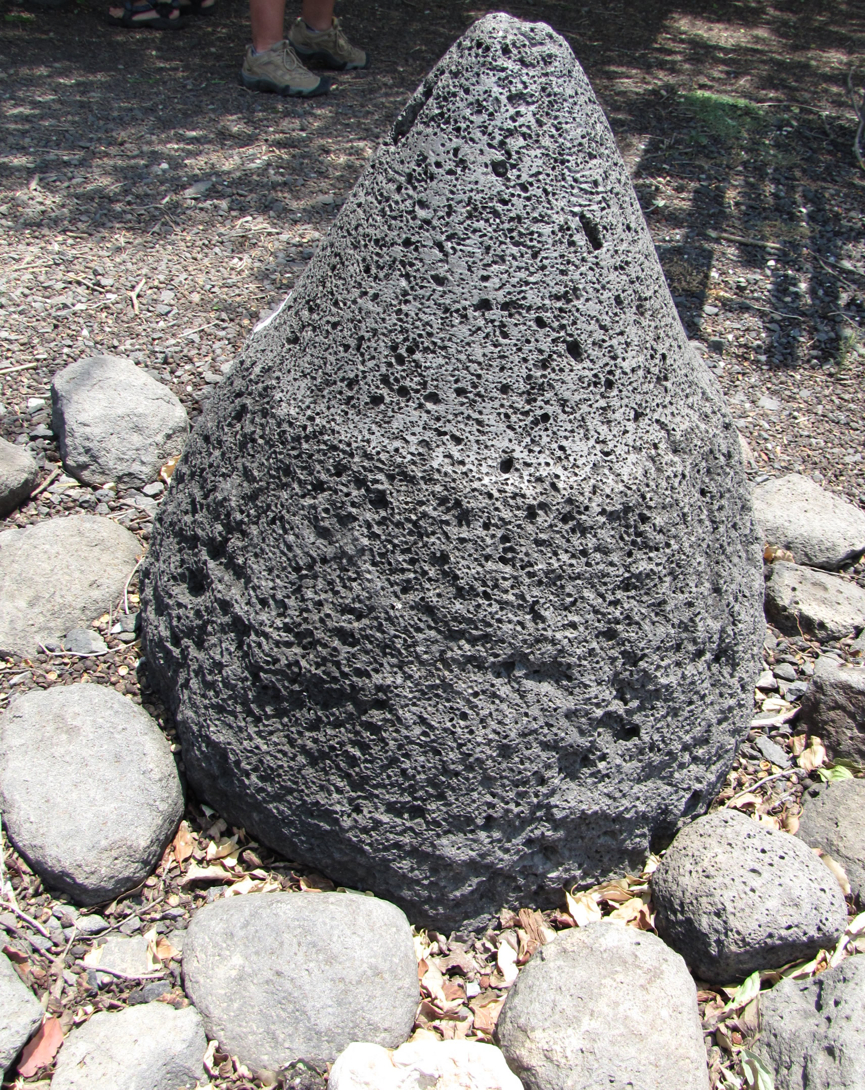 bottom cone shaped basalt stone mill stone
