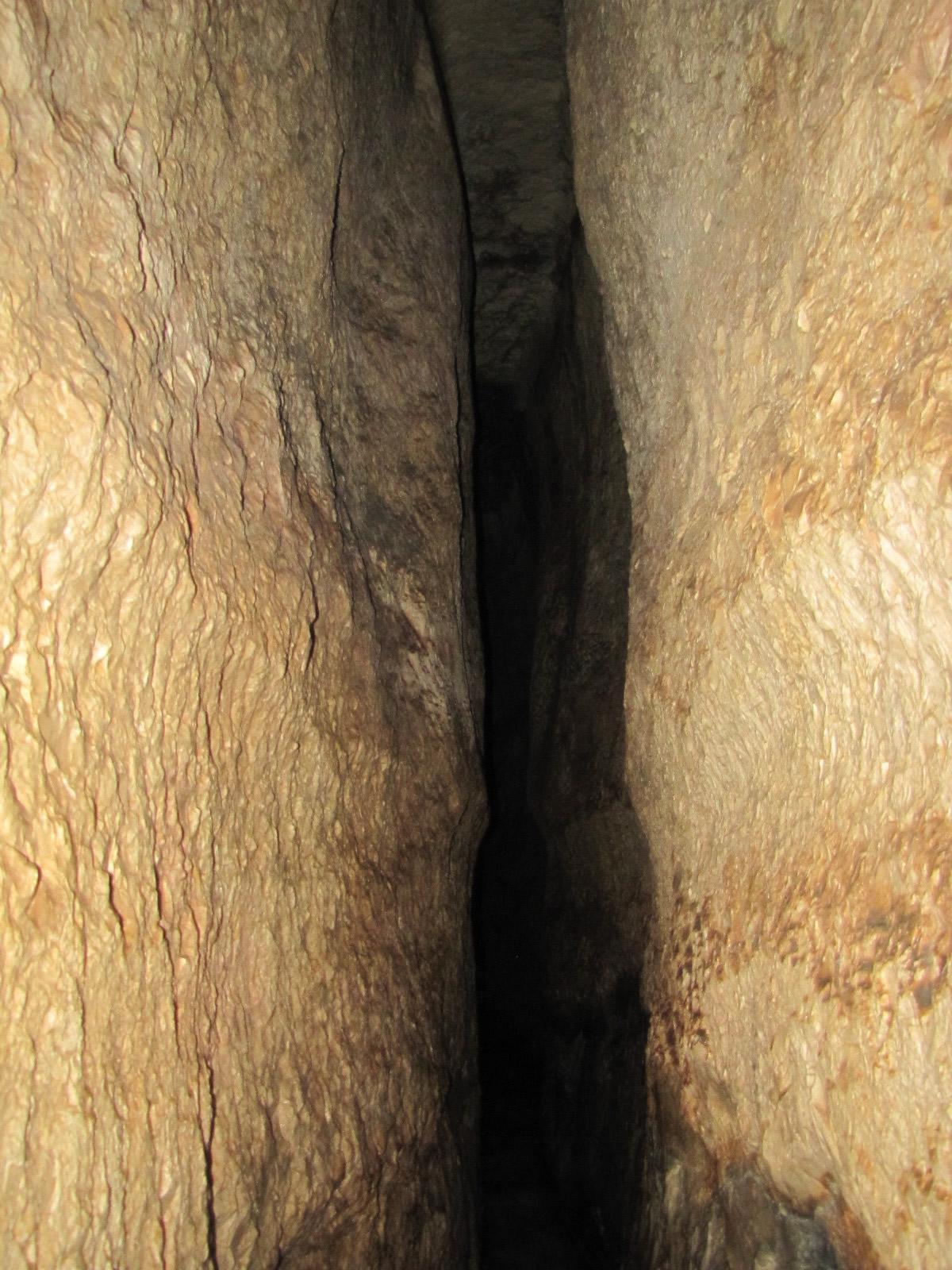 Ceiling 19 foot, nineteen feet, high near end, second half, of Hezekiah's Tunnel, make room for Sluice Gate