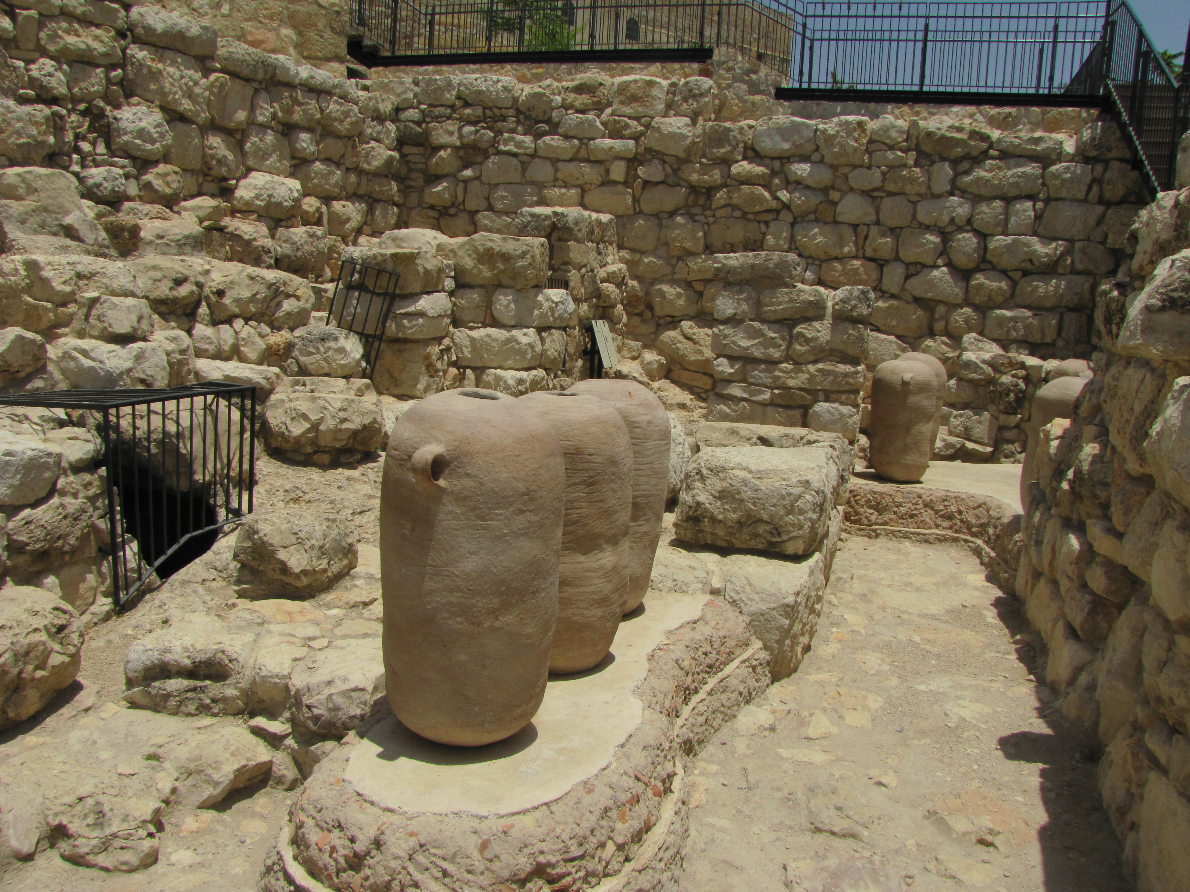 Pithos, gigantic pithoi, Royal Structure, Solomon's Gate, wall, 701 BC, Royal bakery, dates, wine, figs